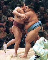 Musashimaru bundles out Kyokutenho at Kyushu sumo